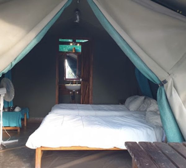 Chambre en tente surélevée